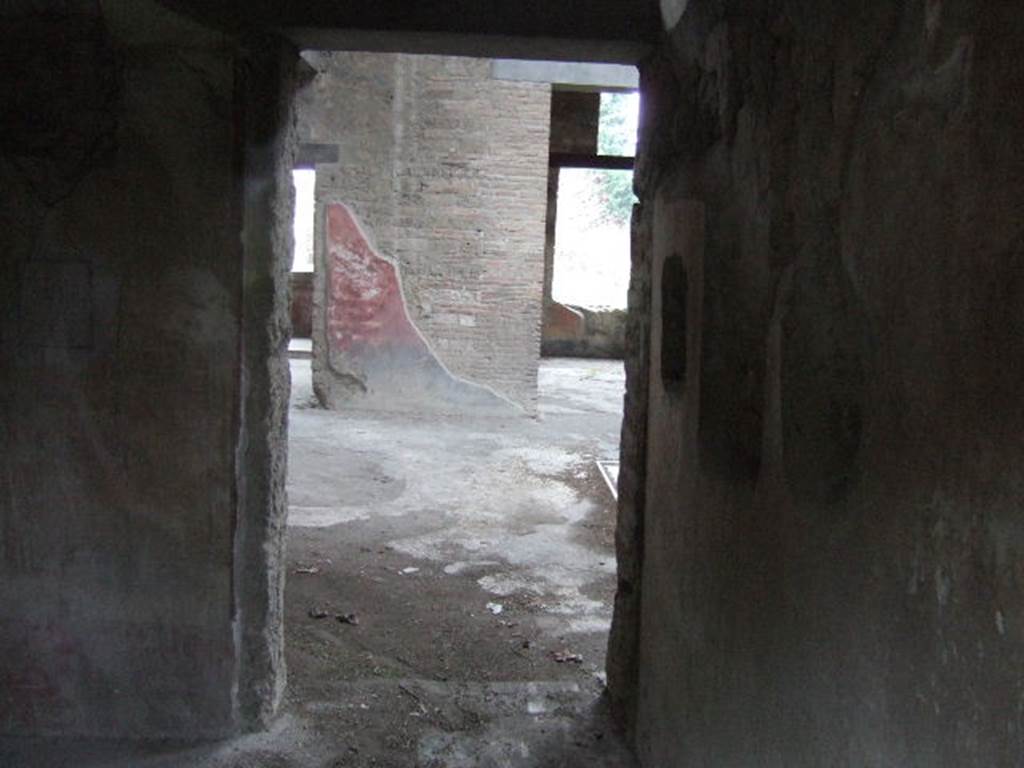 II 4 11 Pompeii December 2006 Looking East Across Room Towards